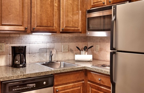 West Omaha Copropriété | Suite with Pool | Business Essentials