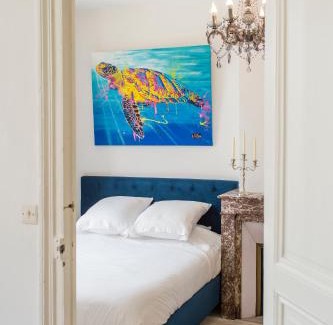 Charleville-Mezieres Appartement | Suites Mana - Bleu Pacifique - Vue sur Place Ducale avec Parking privé inclus