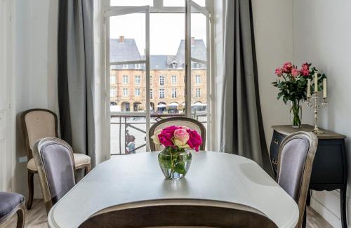 Charleville-Mezieres Appartement | Suites Mana - Bleu Pacifique - Vue sur Place Ducale avec Parking privé inclus