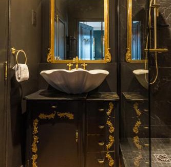 Charleville-Mezieres Appartement | Suites MANA - Cupidon avec superbe vue Place Ducale Parking inclus