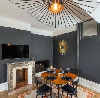 Charleville-Mezieres Appartement | Suites MANA - Cupidon avec superbe vue Place Ducale Parking inclus