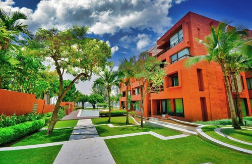 South Loop Maison | Suites steps from the Mall of America