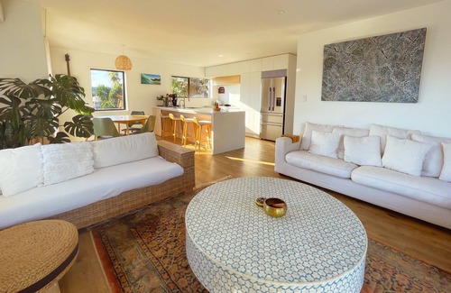 Mount Maunganui Maison | Sully’s Beach House: 45 seconds to beach, sleeps 7