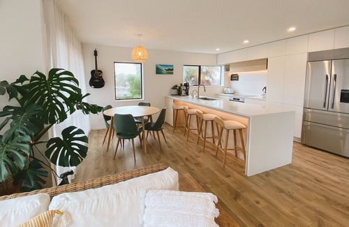 Mount Maunganui Maison | Sully’s Beach House: 45 seconds to beach, sleeps 7
