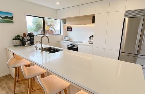 Mount Maunganui Maison | Sully’s Beach House: 45 seconds to beach, sleeps 7