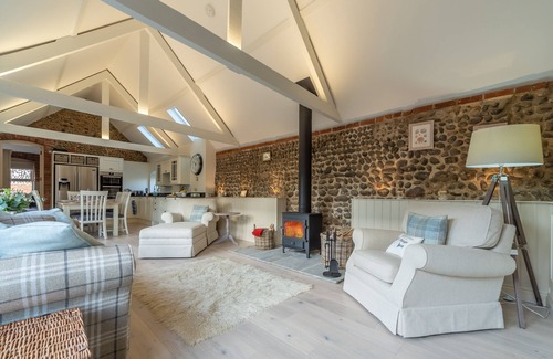 Weybourne Maison | Une fabuleuse conversion de grange de plain-pied de luxe située dans un village paisible.