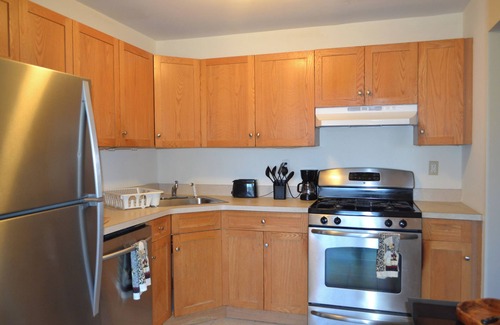 Iselin Appartement | A generously sized 3-bedroom, 2.5-bathroom townhome in a safe and peaceful area