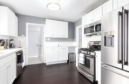 Stockton Maison | Summer discounts! King Bed, Sleeps 10, Pets ok mini-golf, arcade CLOSE 2 ALL