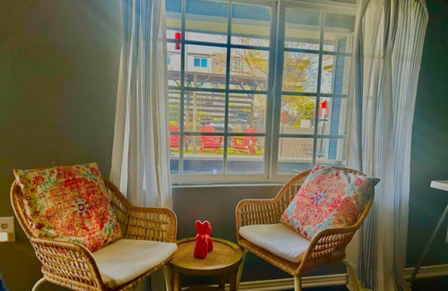 Stockton Maison | Summer discounts! King Bed, Sleeps 10, Pets ok mini-golf, arcade CLOSE 2 ALL
