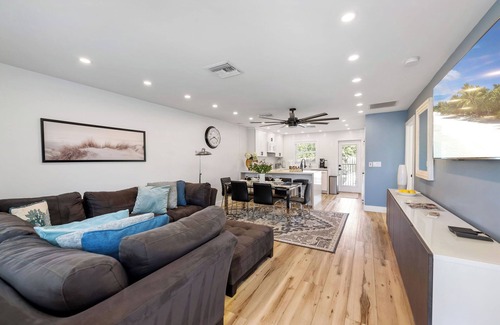 Pineapple Grove Arts District Appartement | Tropical Escape:Heated Pool, Spa & Tiki Hut Near Atlantic Ave & Beach!