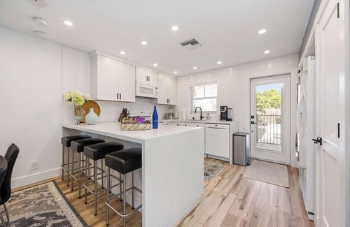 Pineapple Grove Arts District Appartement | Tropical Escape:Heated Pool, Spa & Tiki Hut Near Atlantic Ave & Beach!