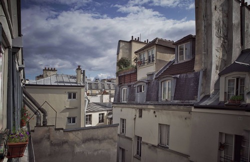 Quartier de la Roquette Appartement | Lumière d'été : nid d'architecte entre les toits