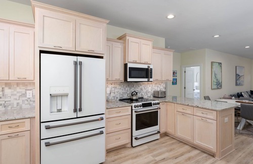 Long Beach Maison | Summer Lovin' - An Oak Island Retreat! Walk to Beach!