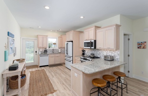 Long Beach Maison | Summer Lovin' - An Oak Island Retreat! Walk to Beach!