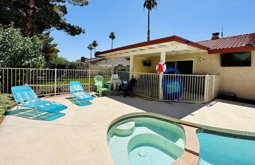Paradise Maison | Summer Retreat in Las Vegas! Pool, Arcade, Pool Table & more….