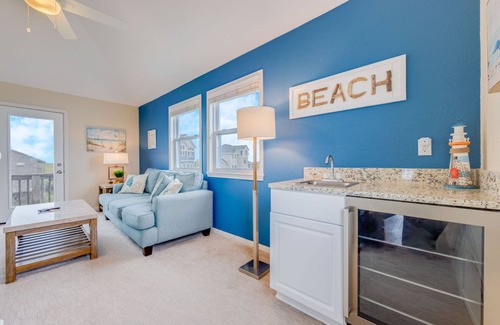 Ocean Isle Estates Maison | SUMMER SAVINGS - Semi-Oceanfront Home with Hot Tub, Smart TVs, Basketball Hoop