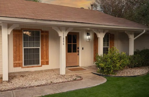 Live Oak Maison | Serene Getaway - 20min to Six Flags - Mins to RAFB