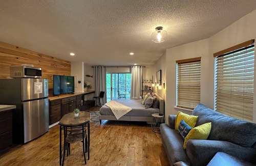 Fairfield Bay Copropriété | Summerhill Wanderlust- Studio Condo -Top Floor!