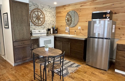 Fairfield Bay Copropriété | Summerhill Wanderlust- Studio Condo -Top Floor!