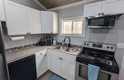 Summerlee Autre | Summerlee Suite - Beautiful Remodeled Farmhouse 5 Mins from the New River Gorge!