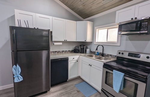Summerlee Autre | Summerlee Suite - Beautiful Remodeled Farmhouse 5 Mins from the New River Gorge!