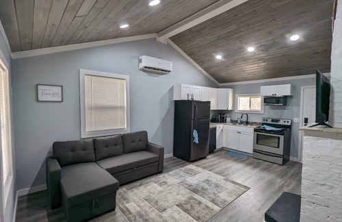 Summerlee Autre | Summerlee Suite - Beautiful Remodeled Farmhouse 5 Mins from the New River Gorge!