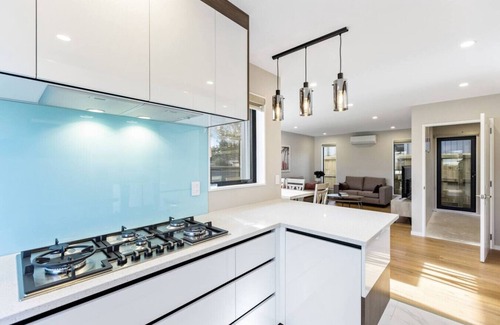 Mount Roskill Maison | Summit Crest Townhouse with Parking and Air-con