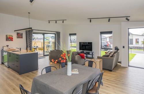 Whitianga Maison | Sun and Sea Sanctuary - Whitianga Holiday Home