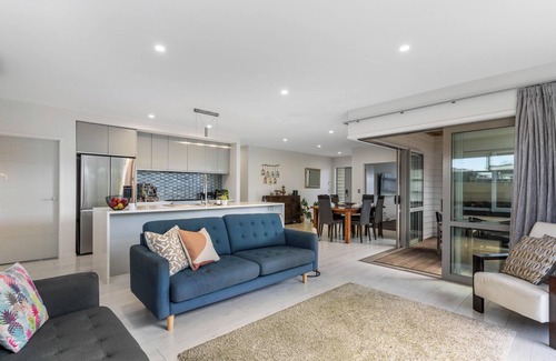 Papamoa Beach Maison | Sun and Surf Retreat - Papamoa Beach Holiday Home