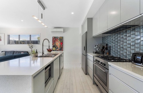Papamoa Beach Maison | Sun and Surf Retreat - Papamoa Beach Holiday Home