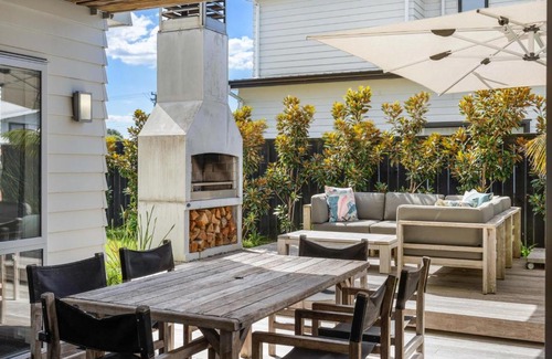 Papamoa Beach Maison | Sun and Surf Retreat - Papamoa Beach Holiday Home