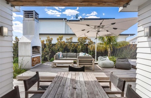 Papamoa Beach Maison | Sun and Surf Retreat - Papamoa Beach Holiday Home