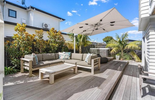 Papamoa Beach Maison | Sun and Surf Retreat - Papamoa Beach Holiday Home