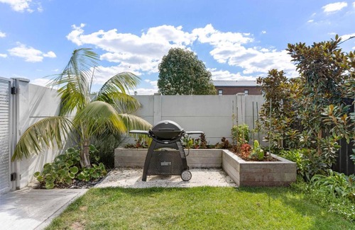Papamoa Beach Maison | Sun and Surf Retreat - Papamoa Beach Holiday Home