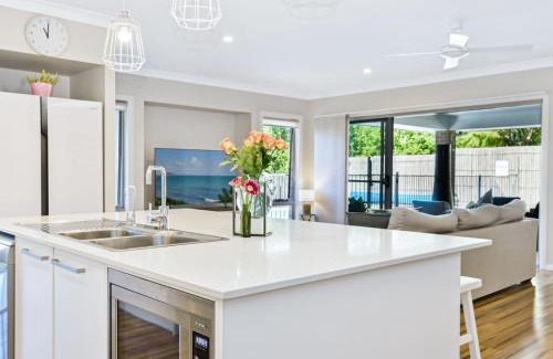 Smiths Lake Maison | Sun Daze at Smithies