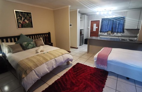 Schoemansville Maison | Sun Deck Lodge