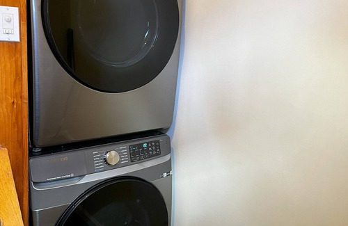 South Philadelphia Appartement | Sun Drenched 2 Bedroom w/ Balcony & Laundry!