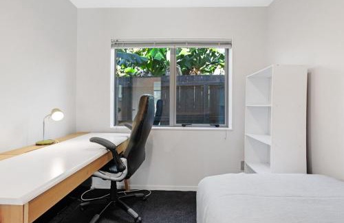 Auckland Maison | Sun Drenched Comfort close to City Center - 4BR 2BA