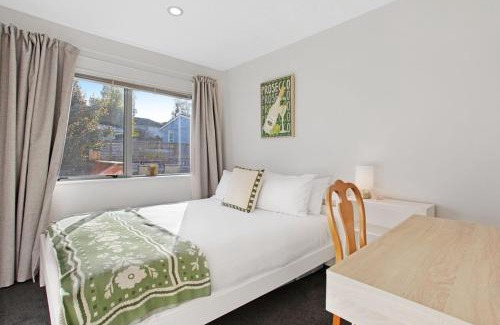 Auckland Maison | Sun Drenched Comfort close to City Center - 4BR 2BA