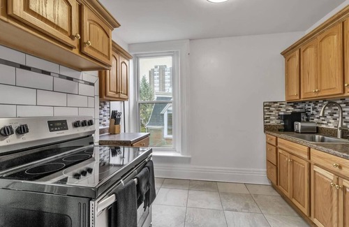 Front Park Appartement | Sun Filled Apt w/Dedicated Office
