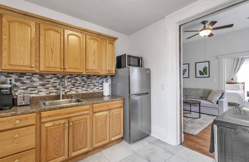 Front Park Appartement | Sun Filled Apt w/Dedicated Office