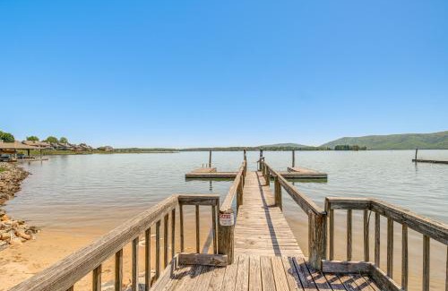 North Shore Appartement | Sun-Filled Condo with Smith Mountain Lake Views