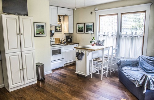 Decatur Appartement | Sun-filled, private apartment, with your own petite deck. Pet friendly.