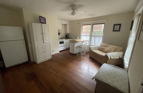 Decatur Appartement | Sun-filled, private apartment, with your own petite deck. Pet friendly.