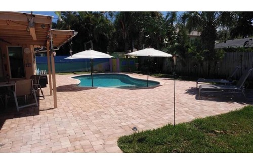 Pompano Beach Maison | Sun & Fun! Pool & Darts! Minutes to the Beach!