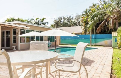 Pompano Beach Maison | Sun & Fun! Pool & Darts! Minutes to the Beach!