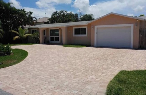 Pompano Beach Maison | Sun & Fun! Pool & Darts! Minutes to the Beach!