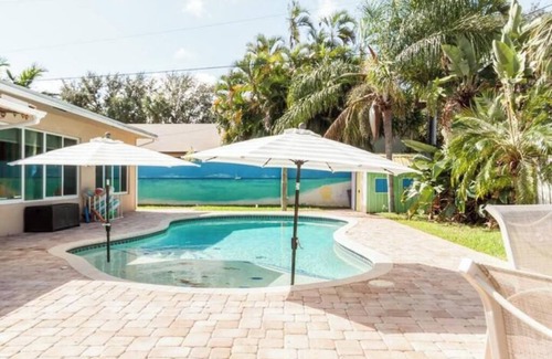 Pompano Beach Maison | Sun & Fun! Pool & Darts! Minutes to the Beach!