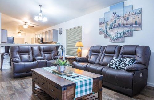 Springer Ranch Maison | Sun-Kissed Gem - Pool Heater Golf Green AZ Room