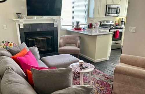 Walnut Creek Maison | Sun-Lit 2-Story Gem: Luxe Beds-Heated Floor-Near Shops-Dining-Fun,Great for Fams